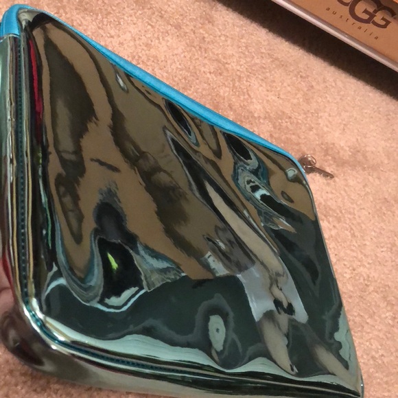 👣 {H&M} Laptop Case in Blue Metallic - Picture 7 of 8